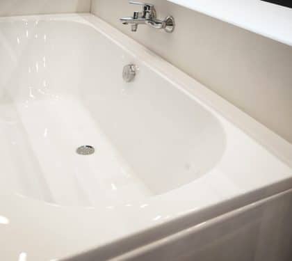Clean white acrylic bathtub in a New Orleans bathroom